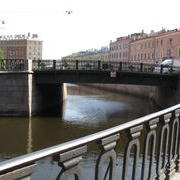 Кокушкин мост, через канал Грибоедова, соединяющий два здания